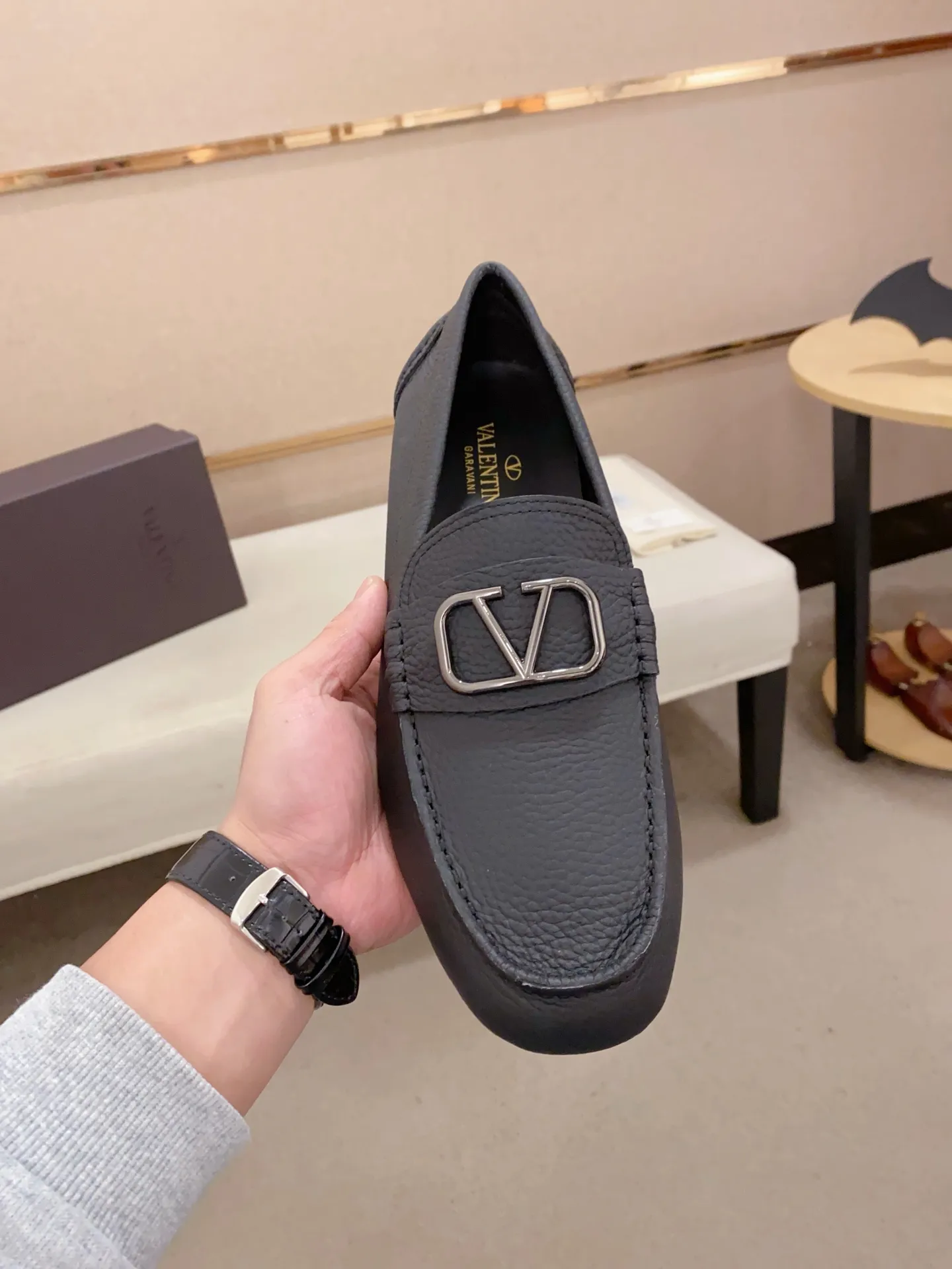 Men's shoes💰: 680💰VALENTINO, made of imported cowhide with imported water-dyed cowhide lining, iconic hardware and iconic wear-resistant outsole. 38-44. 45 VALENTINO packaging can be customized to enjoy the brand’s iconic product packaging